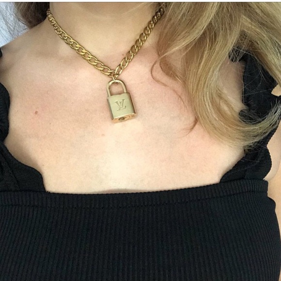 LV ⚜️ chain & lock - Picture 1 of 3